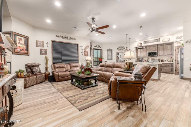 17524 E BROOKS FARM Road, Gilbert, AZ 85298