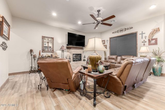 17524 E BROOKS FARM Road, Gilbert, AZ 85298