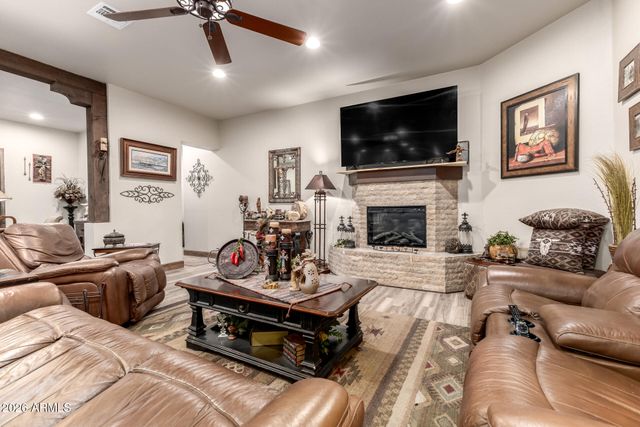 17524 E BROOKS FARM Road, Gilbert, AZ 85298