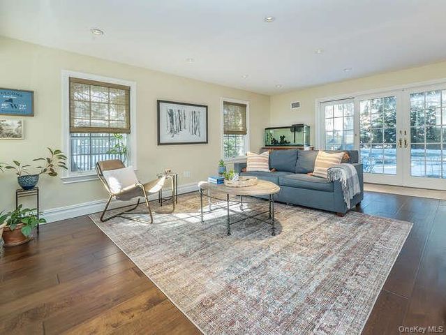 23 Ivy Way, Port Washington, NY 11050