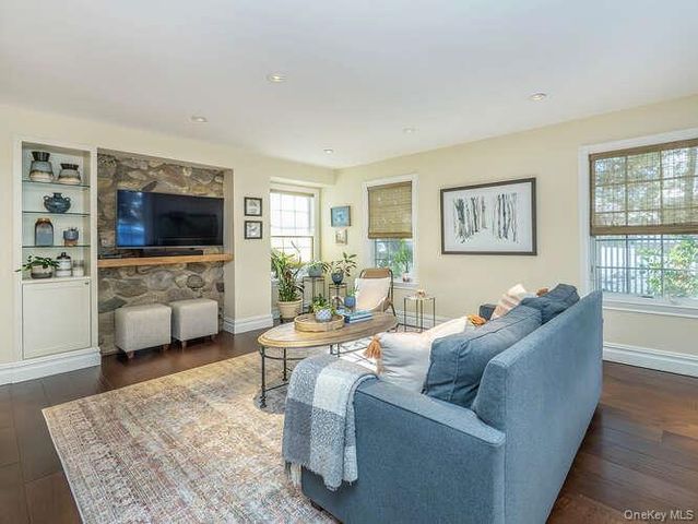 23 Ivy Way, Port Washington, NY 11050