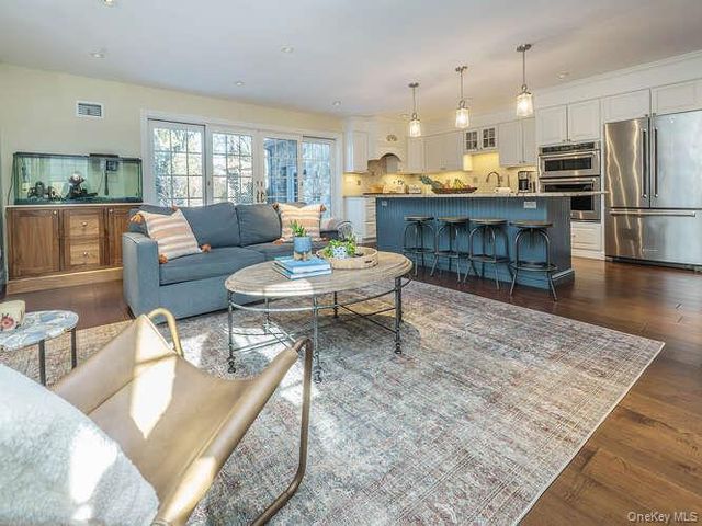 23 Ivy Way, Port Washington, NY 11050