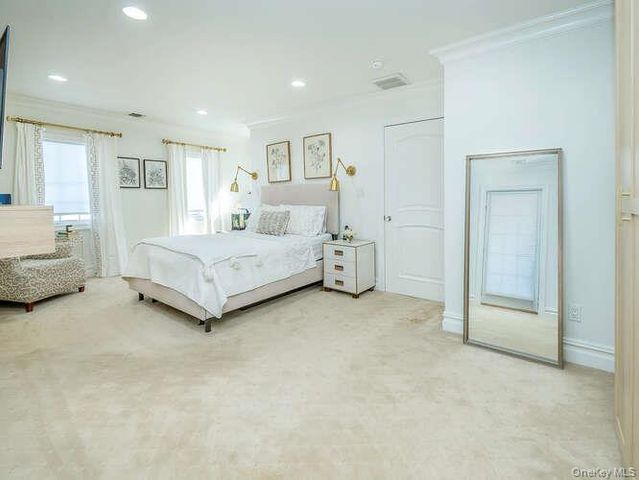 23 Ivy Way, Port Washington, NY 11050