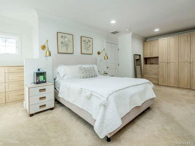 23 Ivy Way, Port Washington, NY 11050