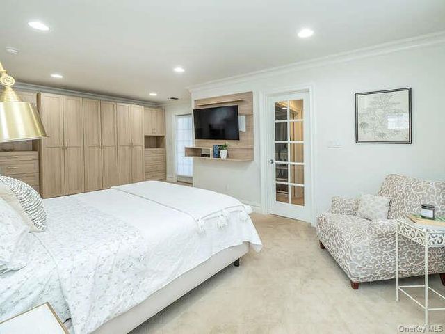 23 Ivy Way, Port Washington, NY 11050