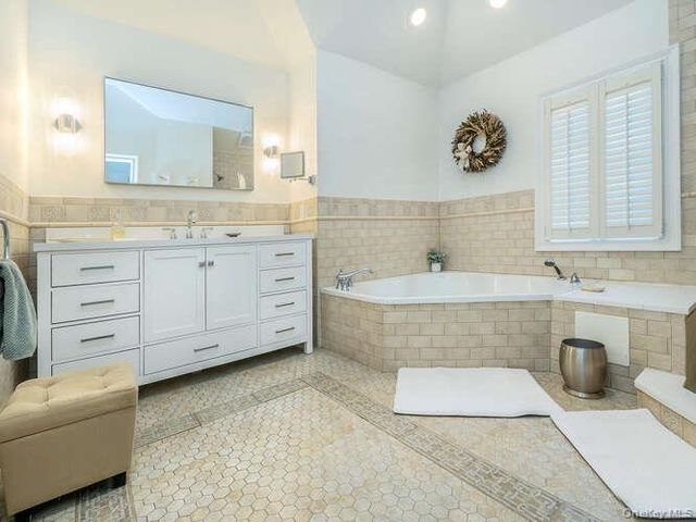 23 Ivy Way, Port Washington, NY 11050