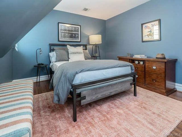 23 Ivy Way, Port Washington, NY 11050