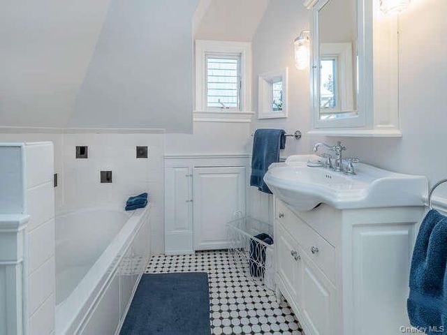 23 Ivy Way, Port Washington, NY 11050