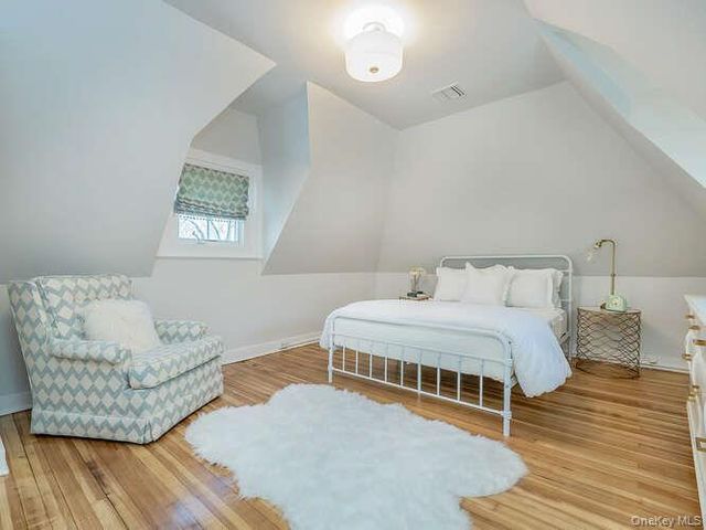 23 Ivy Way, Port Washington, NY 11050