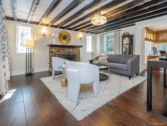 23 Ivy Way, Port Washington, NY 11050