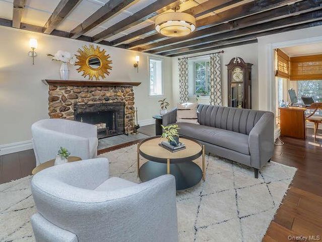 23 Ivy Way, Port Washington, NY 11050