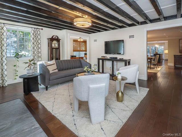 23 Ivy Way, Port Washington, NY 11050