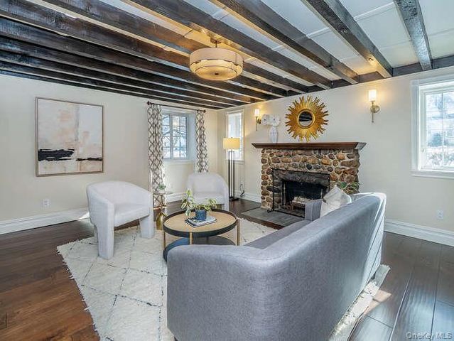 23 Ivy Way, Port Washington, NY 11050