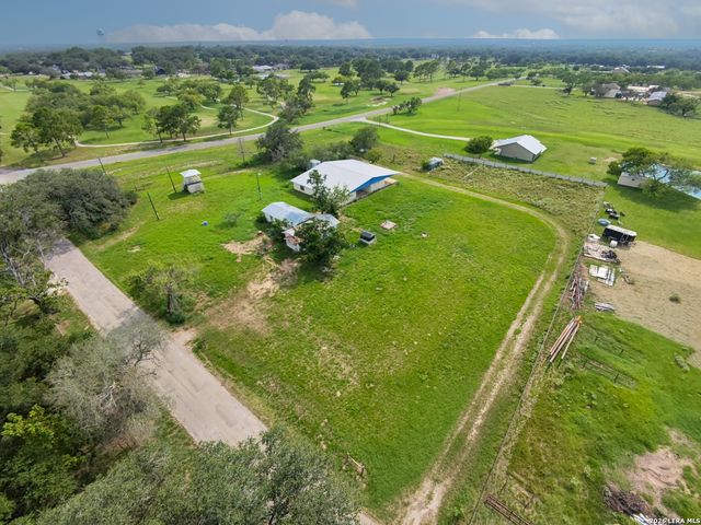 2721 County Road 676, Devine, TX 78016