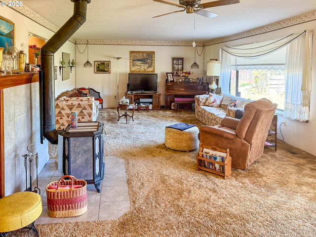 159 Ne LOMBARDY Dr, Roseburg, OR 97470