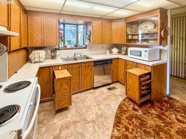 159 Ne LOMBARDY Dr, Roseburg, OR 97470