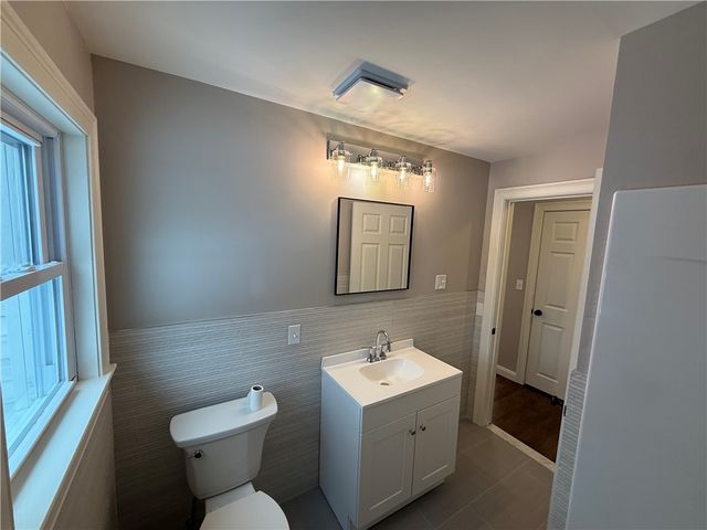 101 Farmland Road, Warwick, RI 02889