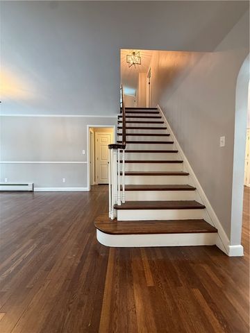 101 Farmland Road, Warwick, RI 02889