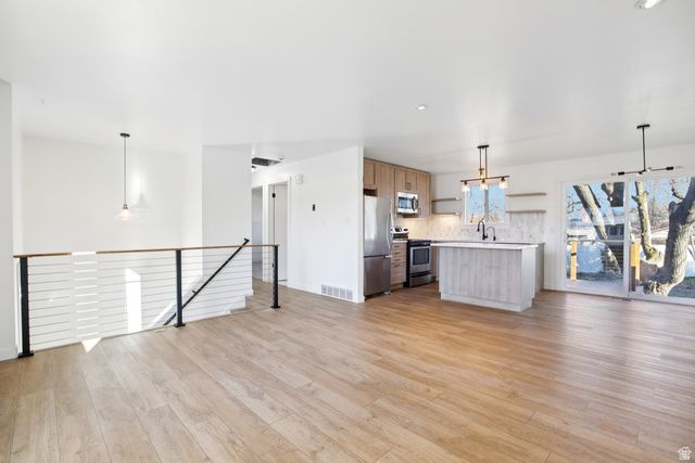 569 E ALOHA LN, Sandy, UT 84070