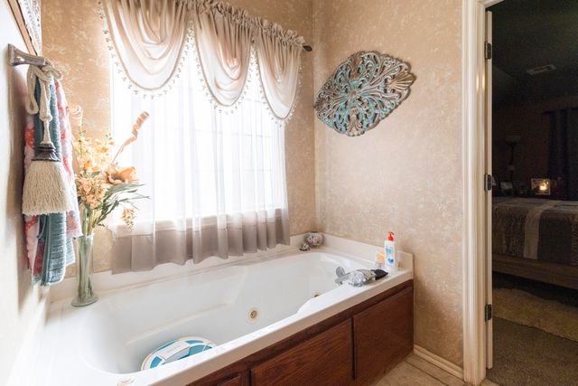 703 E 10th Street, Grove, OK 74344