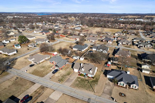 703 E 10th Street, Grove, OK 74344