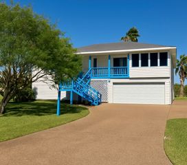 39 Front St, Rockport, TX 78382