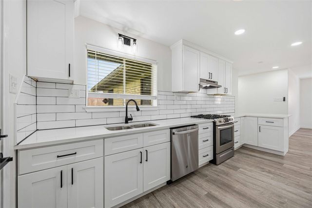 2814 6th Avenue N, Texas City, TX 77590