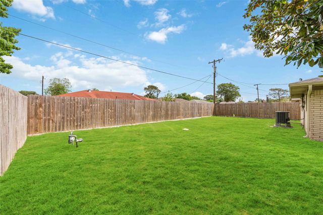 2814 6th Avenue N, Texas City, TX 77590