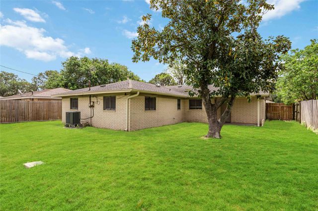 2814 6th Avenue N, Texas City, TX 77590