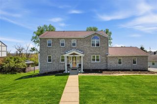 100 Walnut Dr, Robinson Twp, PA 15136