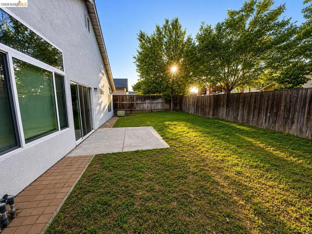 Image 18 of property listing at 131 Legacy St, Manteca, CA 95337