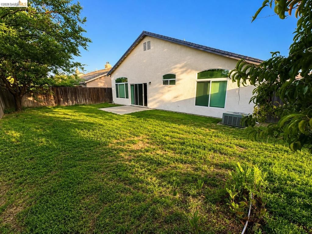 Image 19 of property listing at 131 Legacy St, Manteca, CA 95337