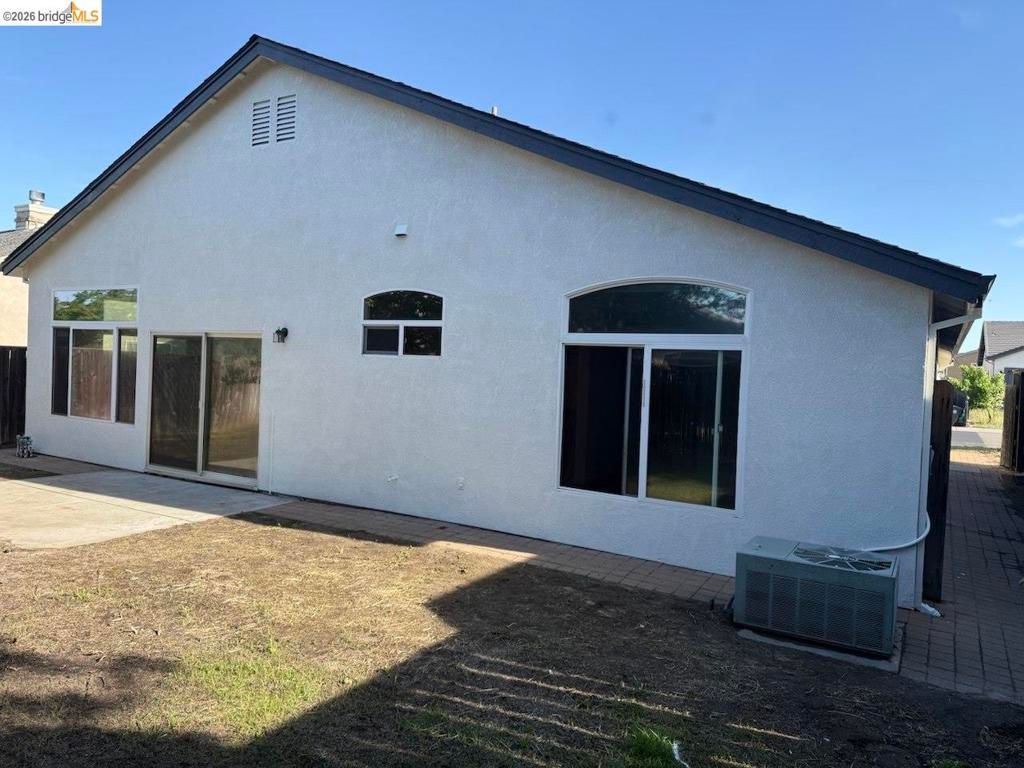 Image 3 of property listing at 131 Legacy St, Manteca, CA 95337