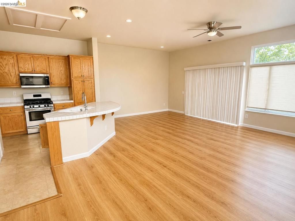 Image 5 of property listing at 131 Legacy St, Manteca, CA 95337