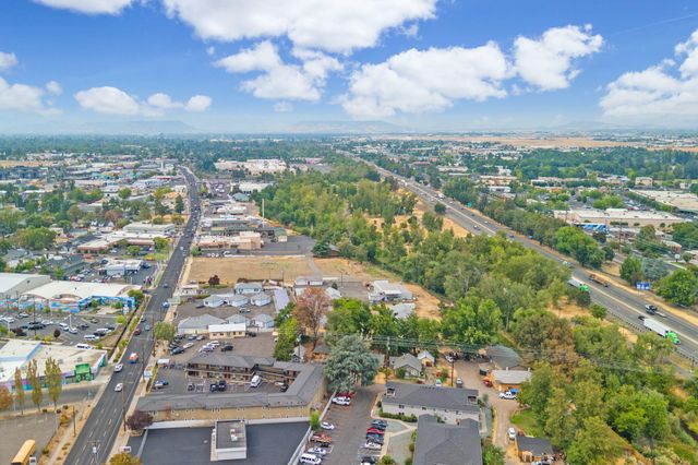 824 N Riverside Avenue, Medford, OR 97501