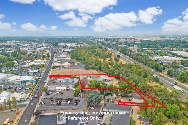 824 N Riverside Avenue, Medford, OR 97501