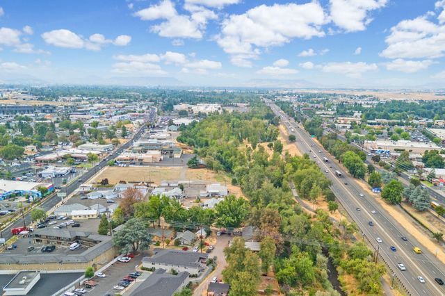 824 N Riverside Avenue, Medford, OR 97501