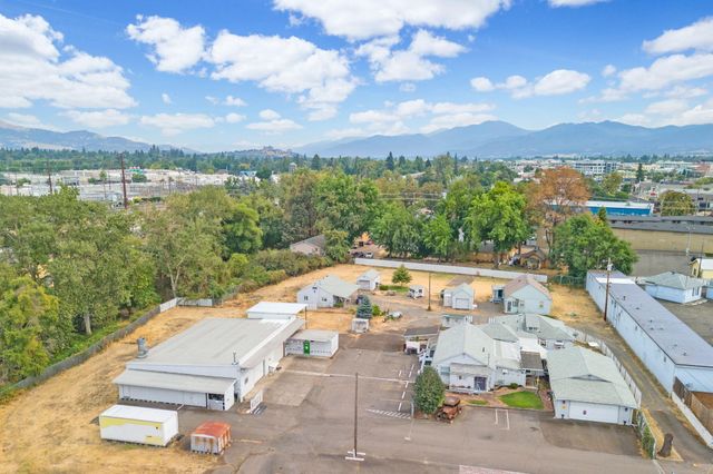 824 N Riverside Avenue, Medford, OR 97501