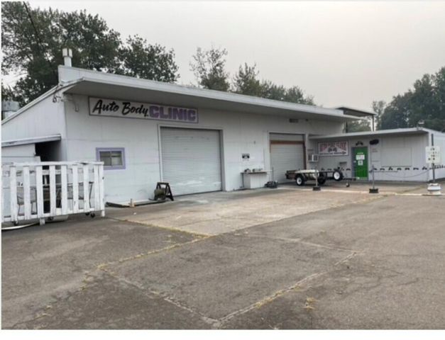 824 N Riverside Avenue, Medford, OR 97501