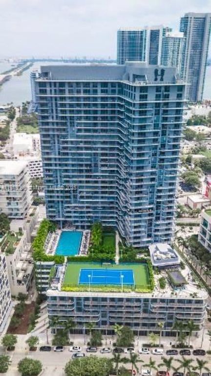 Image 3 of property listing at 121 NE 34th St 2811, Miami, FL 33137