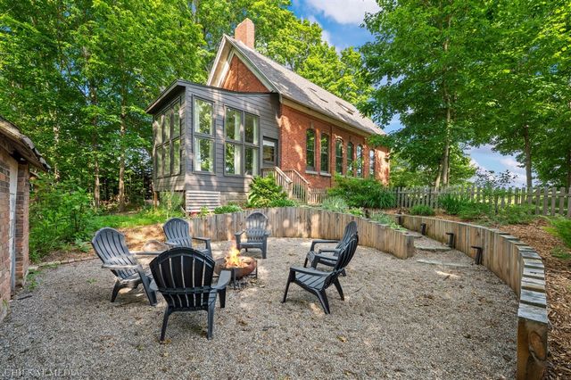 1055 Mount Tabor Road, Buchanan, MI 49107