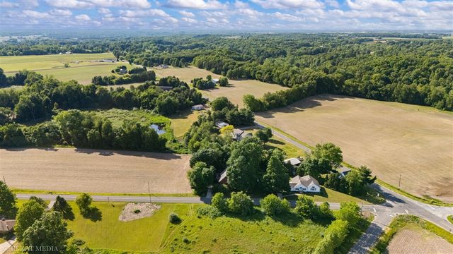 1055 Mount Tabor Road, Buchanan, MI 49107