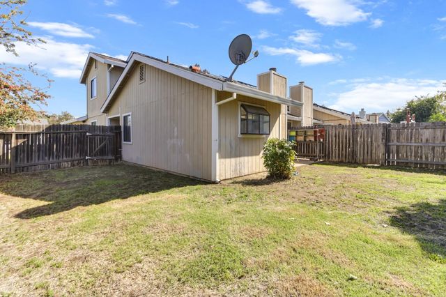 9407 Aizenberg Cir, Elk Grove, CA 95624