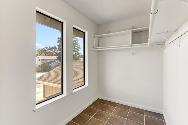 9407 Aizenberg Cir, Elk Grove, CA 95624