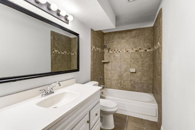 9407 Aizenberg Cir, Elk Grove, CA 95624