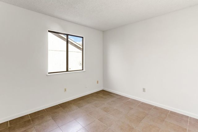 9407 Aizenberg Cir, Elk Grove, CA 95624