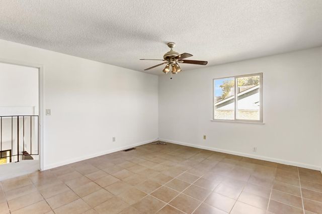 9407 Aizenberg Cir, Elk Grove, CA 95624