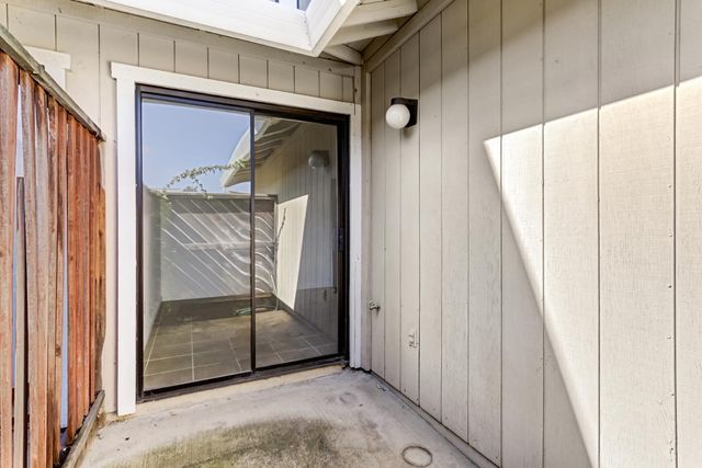 9407 Aizenberg Cir, Elk Grove, CA 95624