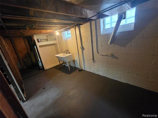 18539 Lahser Road, Detroit, MI 48219