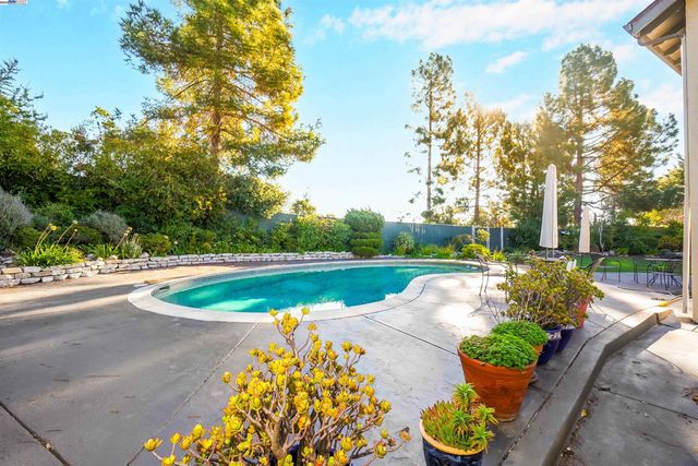 3608 Siskiyou Ct, Hayward, CA 94542